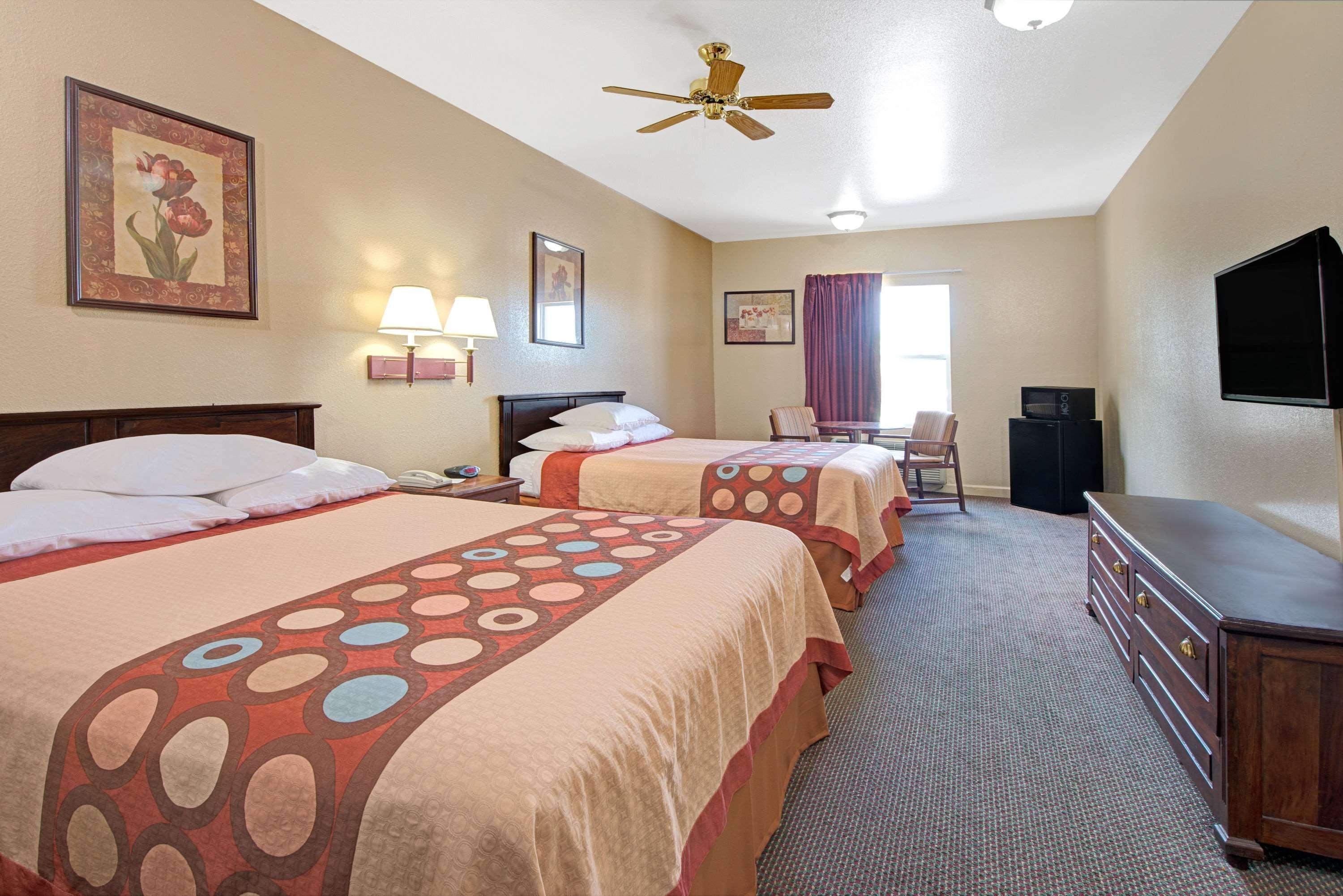 Super 8 By Wyndham St. Louis Airport Hotell Woodson Terrace Exteriör bild