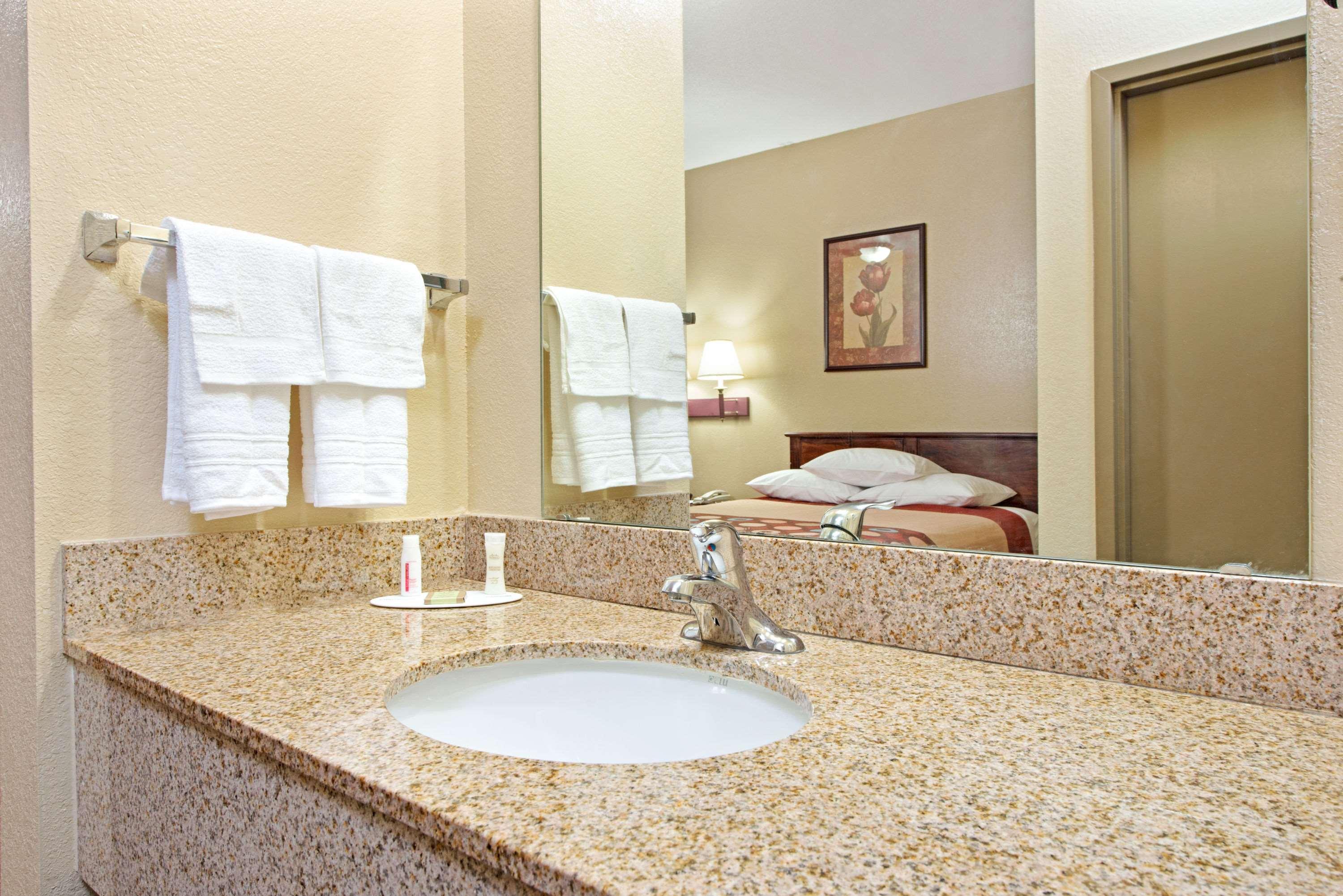 Super 8 By Wyndham St. Louis Airport Hotell Woodson Terrace Exteriör bild